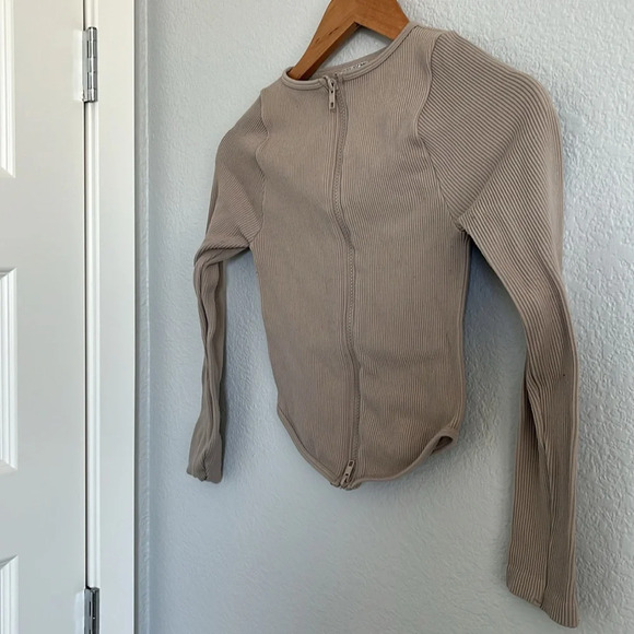PrettyLittleThing Taupe Long Sleeve Zip Up Top - Picture 3 of 8